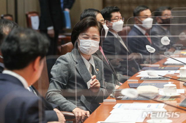 [서울=뉴시스] 김진아 기자 = 추미애 법무부 장관이 30일 오전 서울 여의도 국회에서 열린 고위공직자범죄수사처(공수처)장 후보 추천위원 위촉식에서 위원들과 대화를 하고 있다. (공동취재사진) 2020.10.30. photo@newsis.com