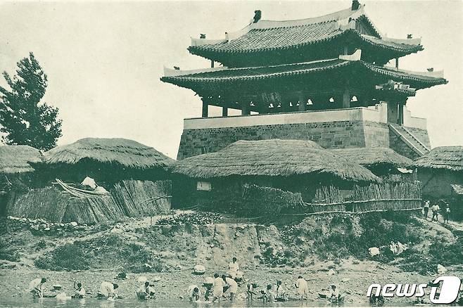 일제강점기 때 촬영된 평양 보통문과 주변 풍경. 보통강에서 빨리하는 주민들의 모습이 인상적이다. (미디어한국학 제공) 2020.10.31.© 뉴스1