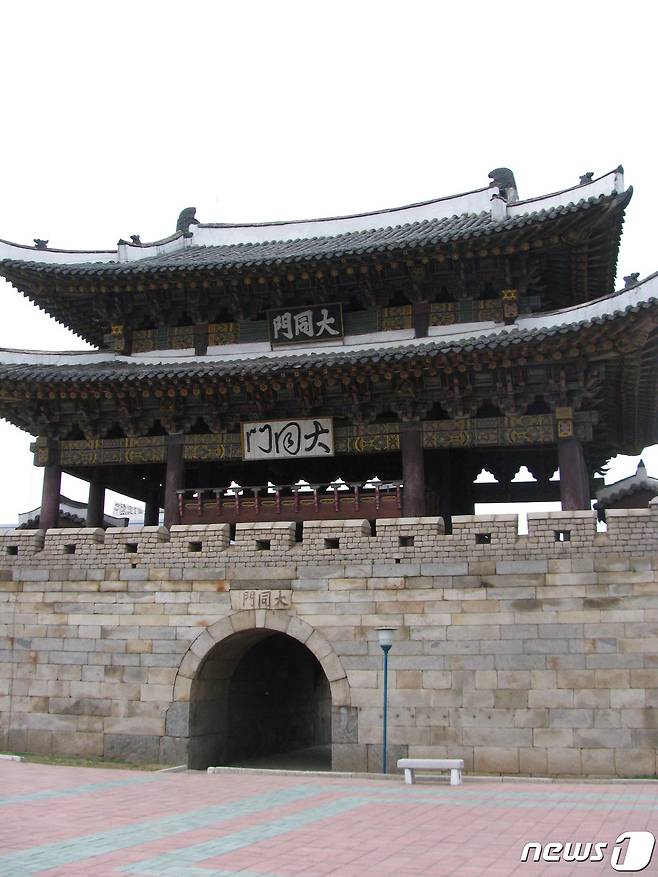 평양성 내성의 동문으로 처음 건설된 대동문 전경. 현재 건물은 6.25전쟁 이후 복구된 것이다. (미디어한국학 제공) 2020.10.31.© 뉴스1