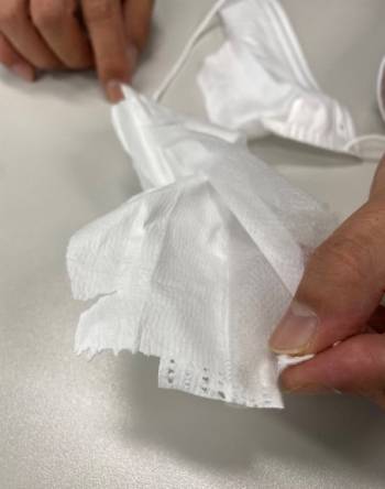 마스크를 직접 뜯어 설명해주는 황정빈 대표./사진=남형도 기자