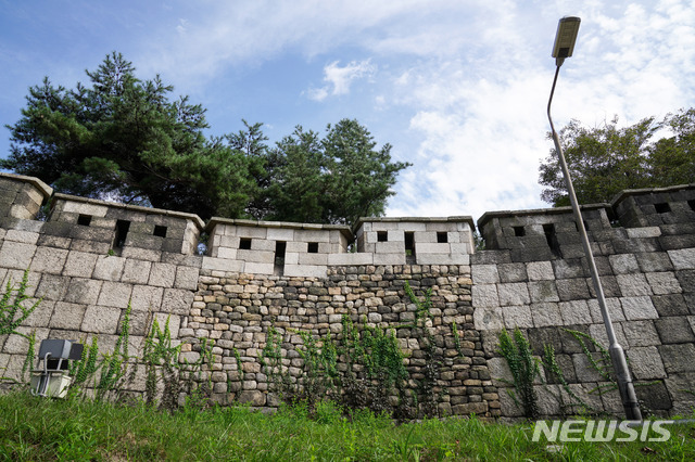 [서울=뉴시스] 내달 1일부터 지난 1968년 ‘1·21사태’ 이후 일반인의 출입이 제한되었던 청와대 뒤편 북악산 북측면이 둘레길로 조성돼 52년 만에 시민에게 개방된다. 시대별 성벽 축조기술을 볼 수 있는 한양도성 외벽. (사진=청와대 경호처 제공) 2020.10.29.  photo@newsis.com