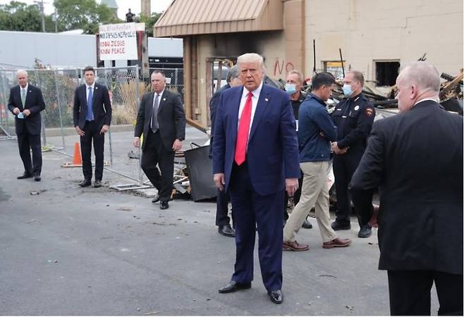 제이콥 블레이크 사망 이후 시위로 불탄 가구점을 둘러보는 트럼프 대통령