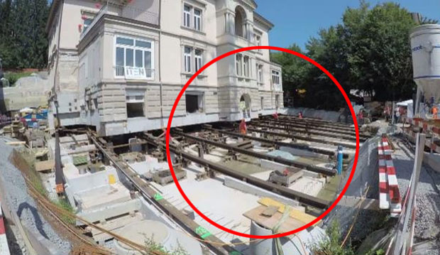 2017년 스위스는 140년 된 석조 건물 밑에 레일을 깔아 통째로 밀어 옮긴 바 있다./사진=연합뉴스 자료사진