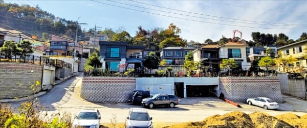 다주택자의 세금 부담이 크게 늘면서 전원주택 급매물이 쌓이고 있는 경기 양평군 강상면 일대.  장현주  기자