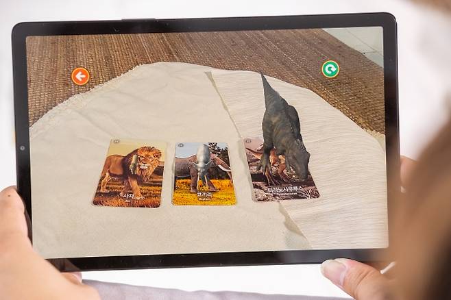 ▲ 카드에서 공룡이 튀어나오는 것처럼 보이는 플레이큐리오의 증강현실 기술. /제공=플레이큐리오