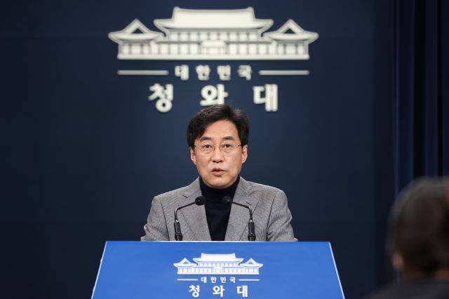 강민석 청와대 대변인이 1일 오전 청와대 대브리핑룸에서 차관급 12명에 대한 인사를 발표하고 있다. 연합뉴스