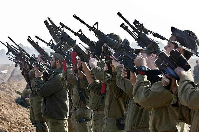 2012년 국경지역에서 이스라엘 기갑부대 대원들이 소총을 점검하고 있다. AFP 엽합뉴스