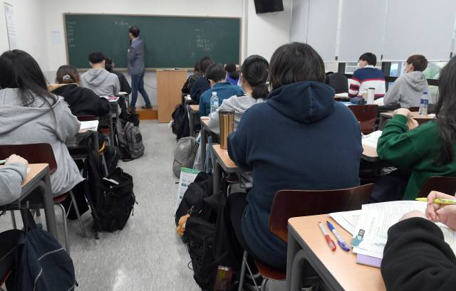 사회적 거리두기 1단계 하향 조정으로 대형학원 운영이 재개된 지난달 12일 서울 마포구 종로학원 강북본원에서 수강생들이 수업을 듣고 있다. /서울경제DB