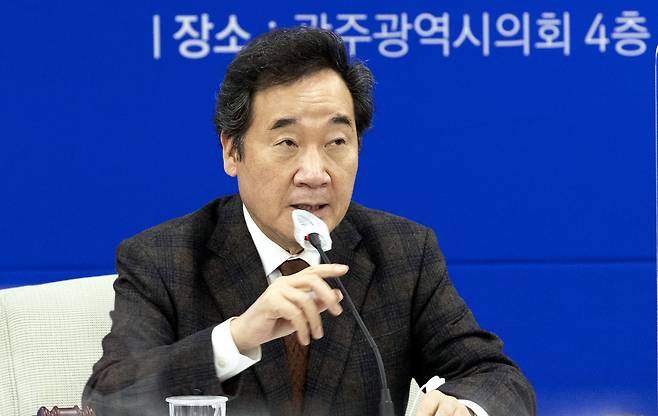 이낙연 더불어민주당 대표가 30일 광주시의회에서 이용섭 광주시장과 김영록 전남도지사가 참석한 가운데 현장최고회의를 열었다./김영근기자