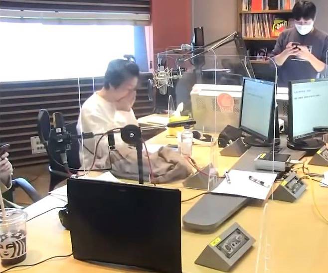 동료 개그우먼 박지선의 사망 소식을 듣고 라디오 생방송 도중 오열하는 안영미./ MBC 라디오