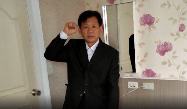 중국 허난성 공무원인 장모씨가 2018년 5월 외국의 한 호텔에서 '중국민주연방공화국 대통령'에 취임했다고 선언하고 있다. 외국 망명을 노린 망상에 가까운 행동으로 보인다. 하지만 장씨는 간첩죄, 국가전복 혐의 등을 적용받아 징역 13년형에 처해졌다./중국 공산당 중앙정법위 소셜미디어