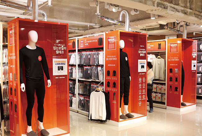 경동나비엔과 스파오가 내놓은 ‘친환경 입는 보일러’ 발열내의 웜테크가 전시된 매장. 사진 경동나비엔