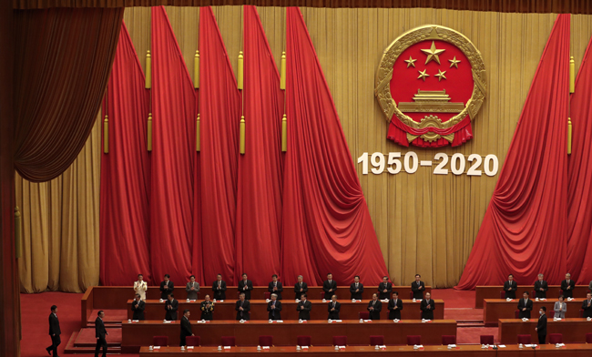10월 23일 시진핑 중국 국가주석(앞줄 왼쪽에서 세 번째)이 베이징 인민대회당에서 열린 항미원조 전쟁 참전 70주년 기념식장에 입장하고 있다. [베이징=AP 뉴시스]