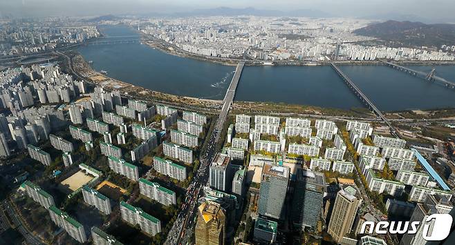 서울 송파구 롯데월드타워 전망대에서 바라본 아파트 단지 일대. © News1 안은나 기자