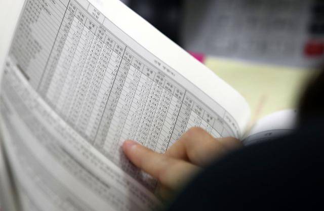 2021학년도 신입생 선발을 위한 수시모집 원서접수가 시작된 지난 9월 23일 서울 구로구 경인고등학교에서 고3 학생이 대학 수시모집 관련 상담 중 진학자료집을 보고 있다. 뉴시스