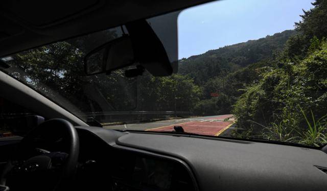 남성은 일요일 오전 한산해진 유흥가를 차로 돌며 술에 취해 길가에 앉아 있던 여대생에게 접근, 여성을 차에 태웠다. 사진은 남성이 여대생을 데려간 부산 연제구 황령산 등산길의 모습이다. 한국일보 자료사진