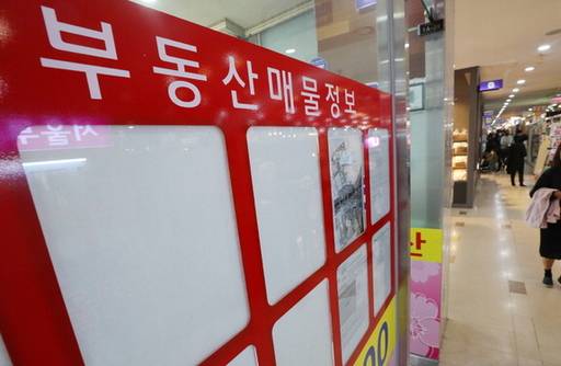 임대차 3법 시행 후 시작된 전세난이 이어진 지난달 20일 오후 서울 송파구의 한 공인중개사 사무실 부동산 매물 정보란 곳곳이 텅 비어 있다. 뉴시스