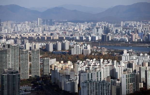 국토교통부와 행정안전부가 '공시가격 현실화 계획'과 공시가격 현실화에 따른 세부담을 완화하기 위한 '재산세 부담 완화방안'을 발표한 3일 오후 서울 시내 아파트 모습.  / 사진=연합뉴스