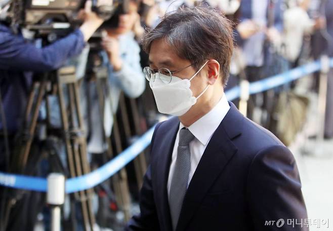 [서울=뉴시스] 박미소 기자 = 박형철 전 청와대 반부패비서관이 8일 오전 조국 전 장관의 감찰 무마 의혹 사건 관련 1차 공판에 출석하기 위해 서울 서초구 서울중앙지방법원으로 들어서고 있다.2020.05.08.    misocamera@newsis.com