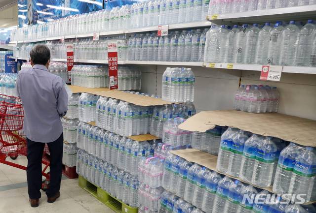 [인천=뉴시스] 지난 7월17일 오전 인천시 서구 홈플러스 가좌점에서 한 시민이 생수를 구입하고 있다. (사진=뉴시스 DB). photo@newsis.com