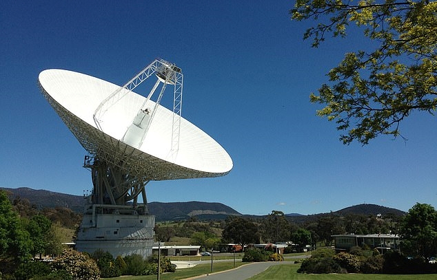 성능개선 작업 중인 호주 캔버라 기지국의 대형전파 안테나(DSS43)