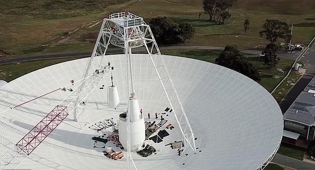 성능개선 작업 중인 호주 캔버라 기지국의 대형전파 안테나(DSS43)