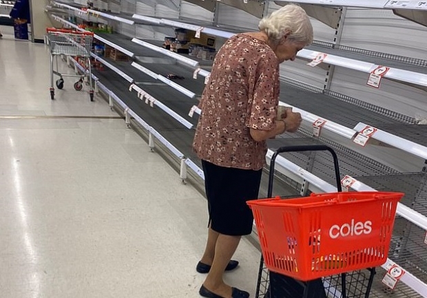 지난 3월 호주 멜버른에서 텅 빈 슈퍼마켓의 선반을 보고 눈물 흘리는 할머니의 모습.