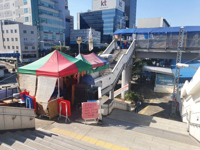 구 노량진수산시장 상인들이 노량진역 2번 출구 앞에 천막을 치고 농성을 벌이고 있다./김태영기자