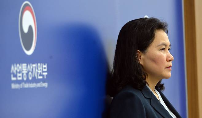 2019년 7월 29일  유명희 통상교섭본부장이 정부 세종청사 기자실에서 벽에 기대 생각에 잠겨 있다. /신현종 기자