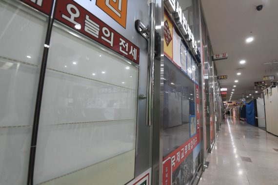 계약갱신청구권제와 전월세상한제를 도입하는 내용으로 개정된 주택임대차보호법이 공포되면서 전세 품귀 현상이 계속되고 있는 가운데 지난달 2일 서울의 한 부동산중개업소 매물 정보란이 텅 비어있다. /사진=김범석 기자