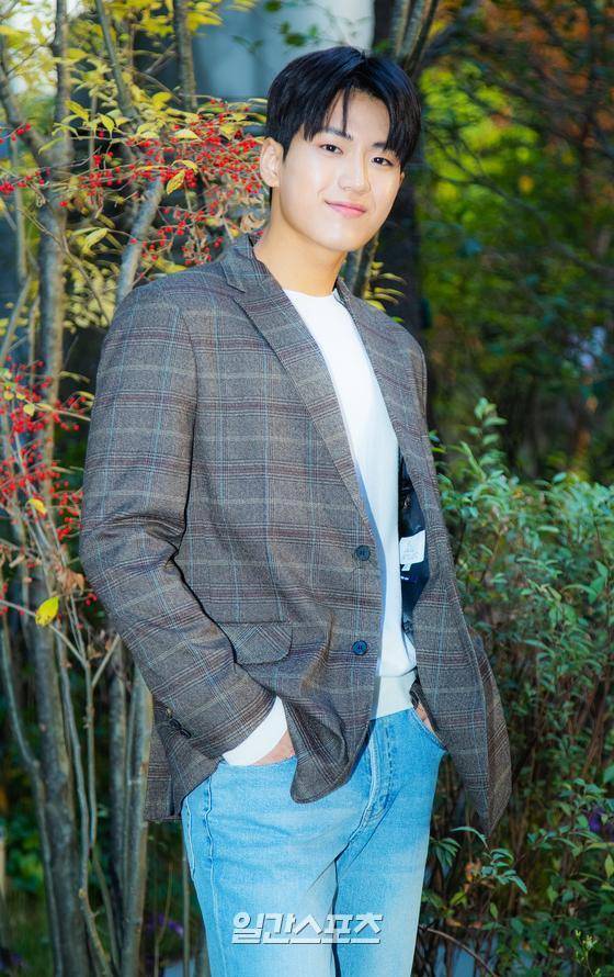 배우 김민철 4일 오후 서울 마포구 상암동 중앙일보 빌딩에서 열리는 일간스포츠와의 인터뷰전 포토타임을 갖고 있다. 김민철은 최근 종영한 tvN드라마 청춘기록에 출연하며 신인답지 않은 안정적인 연기력으로 시청자들의 눈을 사로잡았다.  박찬우 기자 park.chanwoo@jtbc.co.kr 2020.11.04
