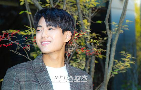 배우 김민철 4일 오후 서울 마포구 상암동 중앙일보 빌딩에서 열리는 일간스포츠와의 인터뷰전 포토타임을 갖고 있다. 김민철은 최근 종영한 tvN드라마 청춘기록에 출연하며 신인답지 않은 안정적인 연기력으로 시청자들의 눈을 사로잡았다.  박찬우 기자 park.chanwoo@jtbc.co.kr 2020.11.04