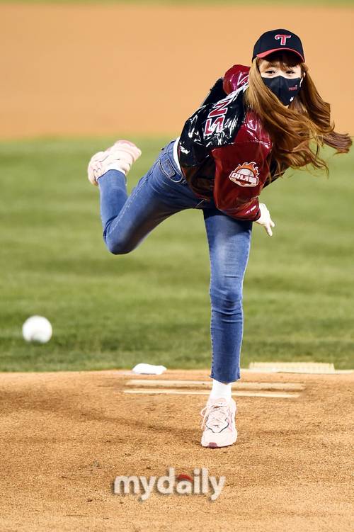 ▲ 에이핑크 윤보미 '힘차게!'