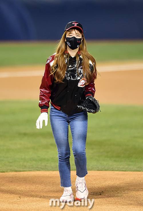 ▲ 에이핑크 윤보미 '아쉬운 땅볼 시구'