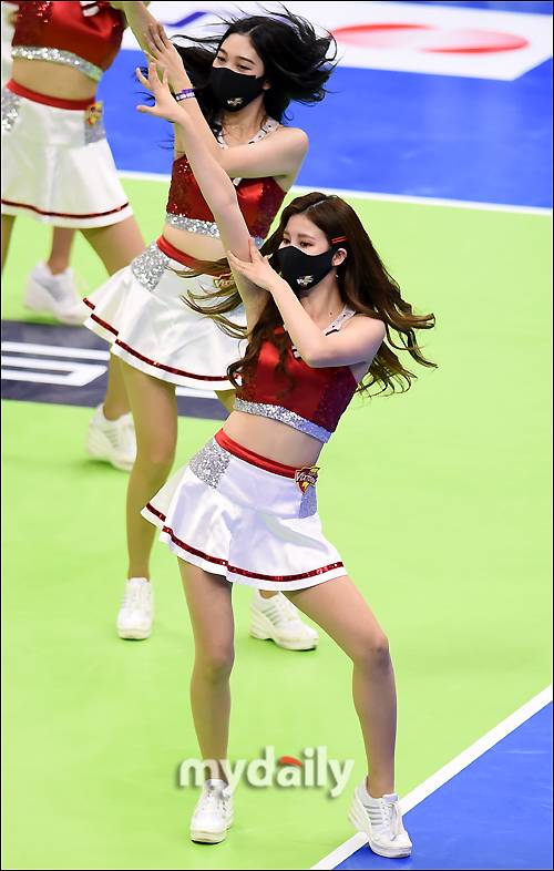 ▲ 치어리더 '흥겨운 군무'