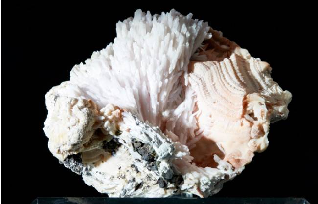 쿠트나호라이트(Kutnahorite)   탄산염 광물로 형태가 잘 보인다.