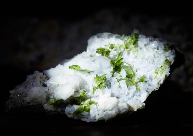 티타나이트(Titanite)  티타늄을 포함한 광물. 스펜(Sphene)이라는 이름으로도 불린다.