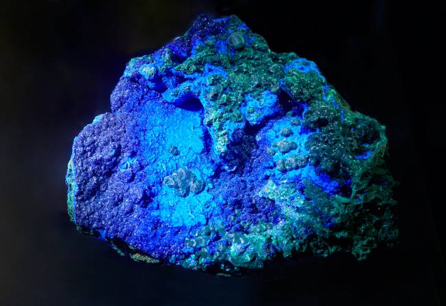 남동석과 공작석(Azurite/Malachite)  청색 계열은 남동석, 초록색 계열은 공작석으로, 시간이 흐르면서 남동석이 공작석으로 변해가는 과정을 보여준다. 르네상스 시대 화가들이 가장 선호한 푸른색과 초록색 안료의 재료였다.