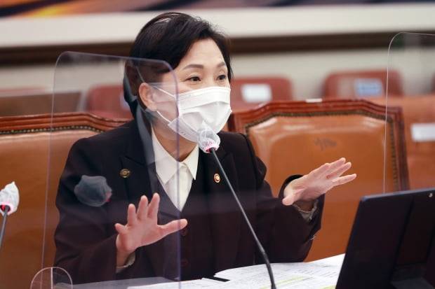 김현미 국토교통부 장관이 6일 서울 여의도 국회에서 열린 국토교통위원회 전체회의에서 답변하고 있다.  /사진=연합뉴스