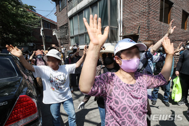 [서울=뉴시스]김병문 기자 = 서울 장위10구역 재개발조합 측이 전광훈 목사(담임목사)가 설립한 사랑제일교회 강제철거 재시도한 지난 6월22일 오전 서울 성북구 사랑제일교회에서 강제철거가 무산되자 교인들이 교회로 들어가고 있다. 2020.06.22. dadazon@newsis.com