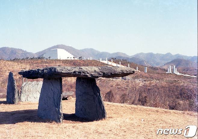 평양에서 북동쪽으로 40㎞ 떨어진 강동군 문흥리에 새로 건설된 단군릉의 측면 모습. (미디어한국학 제공) 2020.11.07. © 뉴스1