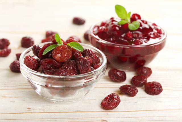 크랜베리를 말리면 시고 씁쓸한 맛을 보완할 수 있다. 게티이미지뱅크