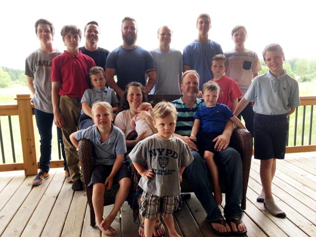 2018년 5월 미국의 제이·카테리 슈반트 부부가 14명의 아들과 함께 찍은 가족사진. AP통신