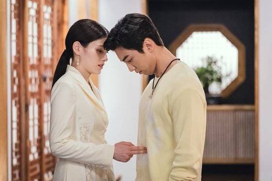 토종여우 출신 수의사 구신주(황희)에게 달콤하고 살벌하게 자신을 소개하는 모습. [사진 tvN]