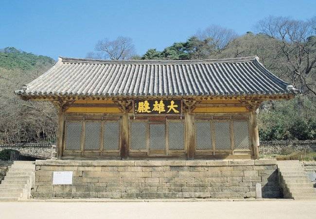 소박하고 단순한 매력의 수덕사 대웅전. [동아DB]