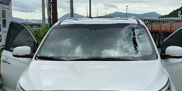 판스프링이 날아들어 찢어진 차량 유리창. [연합뉴스]