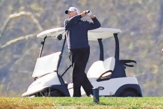 도널드 트럼프 미국 대통령이 7일에 이어 8일 버지니아주 스털링의 트럼프 내셔널 골프클럽에서 이틀 연속 골프를 쳤다. 이후 백악관에 돌아와선 자정까지 "이번 대선은 도둑맞은 선거"라며 자신의 우편투표 및 개표 부정 소송을 옹호하는 전문가들이 출연한 폭스뉴스 영상을 트위터에 올렸다. [AP=연합뉴스]