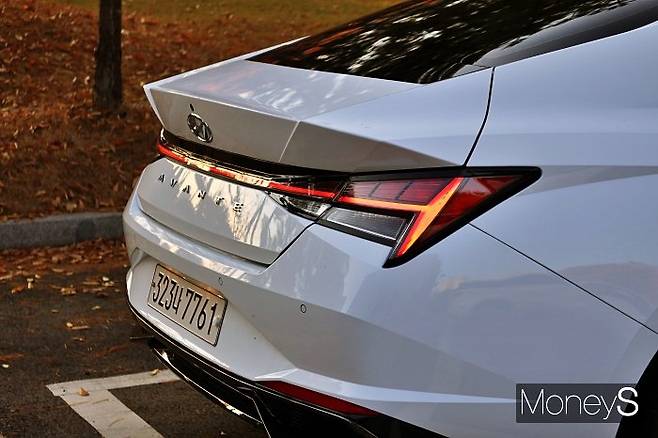 날카롭게 깎인 신형 아반떼 하이브리드의 트렁크 라인. /사진=박찬규 기자