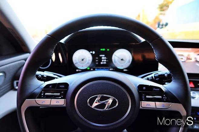 신형 아반떼 하이브리드는 다양한 기능을 갖췄고 운전하기가 쉽다. /사진=박찬규 기자