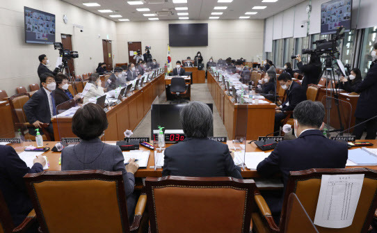 박능후 보건복지부 장관, 정은경 질병관리청장, 이의경 식약처장이 지난달 22일 오전 국회에서 열린 보건복지위원회 종합감사에서 출석하고 있다. (사진=연합뉴스)